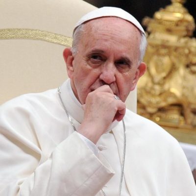 Papa francesco pensoso preoccupato 2